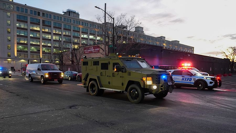 Kendaraan meninggalkan Pusat Penahanan Metropolitan (MDC) di distrik Brooklyn, New York, AS, Senin (5/1/2026). (Christian Monterrosa/Bloomberg)