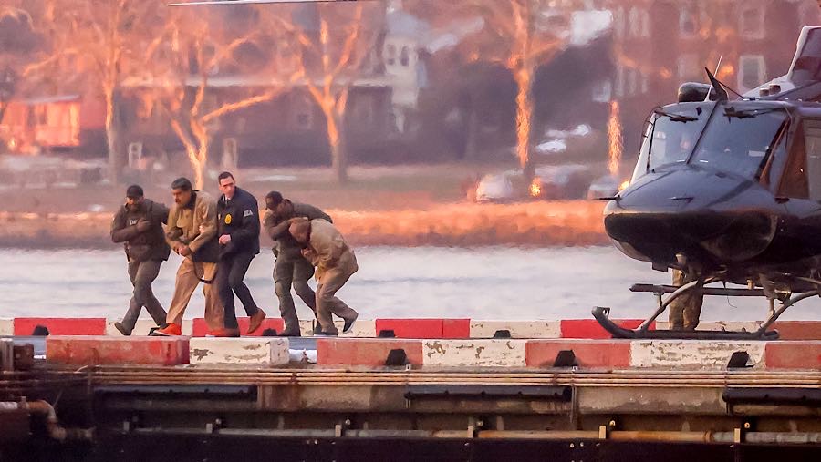 Mantan Presiden Venezuela Nicolás Maduro menyeberangi sungai dengan helikopter menunju pengadilan federal. (Michael Nagle/Bloomberg)