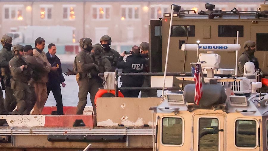 Maduro melintasi Pelabuhan New York melalui rute yang akan membawanya melewati Patung Liberty menuju Wall Street. (Michael Nagle/Bloomberg)