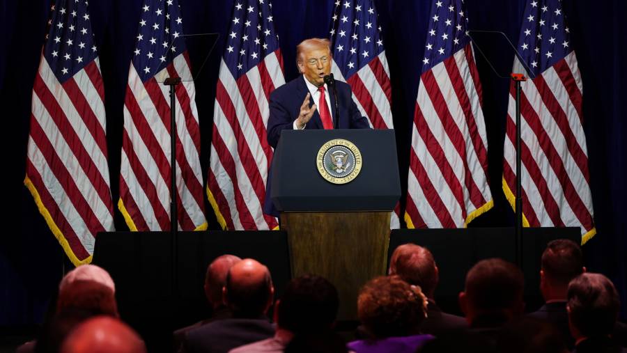 Donald Trump berpidato di retret Partai Republik di Pusat Seni Pertunjukan John F Kennedy, Selasa (6/1/2026). (Alex Wong/Getty Images/Bloomberg)