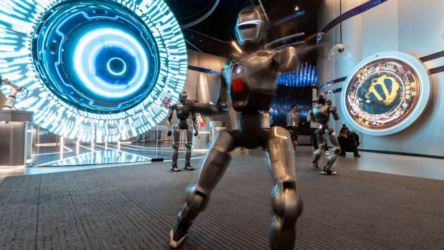 Pengembangan robot humanoid dengan teknologi kecerdasan buatan atau AI di Museum Sains dan Teknologi Shenzhen, China. Qilai Shen/Bloomberg