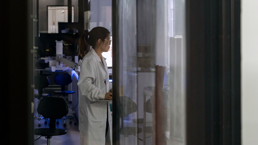 Ilustrasi peneliti atau ilmuwah di laboratorium biologi sintetis Shenzhen, China. Qilai Shen/Bloomberg