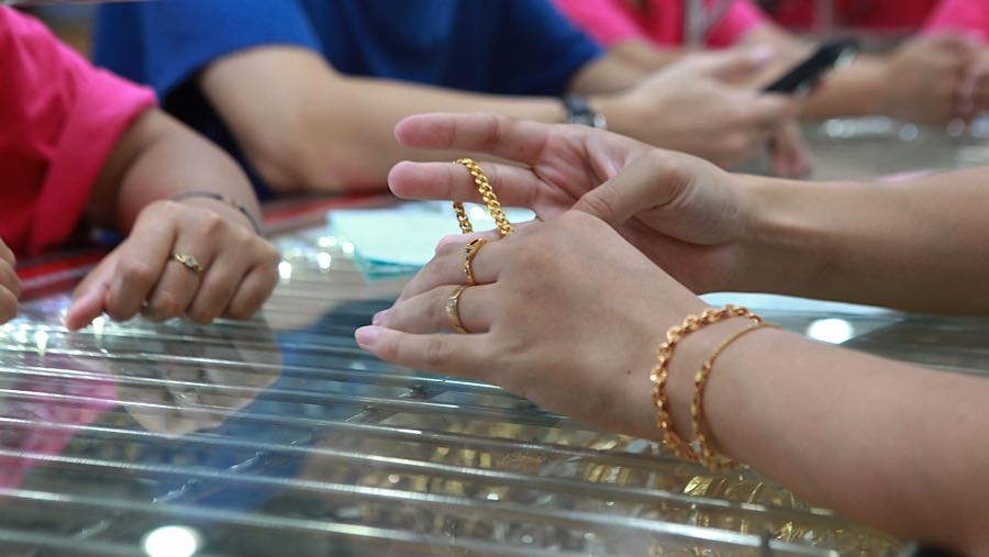 Minat masyarakat terhadap emas tetap tinggi meski harga terus menanjak. (Bloomberg Technoz/Andrean Kristianto)