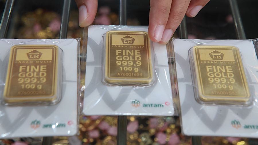 Karyawan menata emas Logam Mulia Antam di Toko Mas Bintang Timur, Jakarta, Rabu (7/1/2026). (Bloomberg Technoz/Andrean Kristianto)