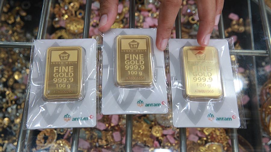 Karyawan menata emas Logam Mulia Antam di Toko Mas Bintang Timur, Jakarta, Rabu (7/1/2026). (Bloomberg Technoz/Andrean Kristianto)