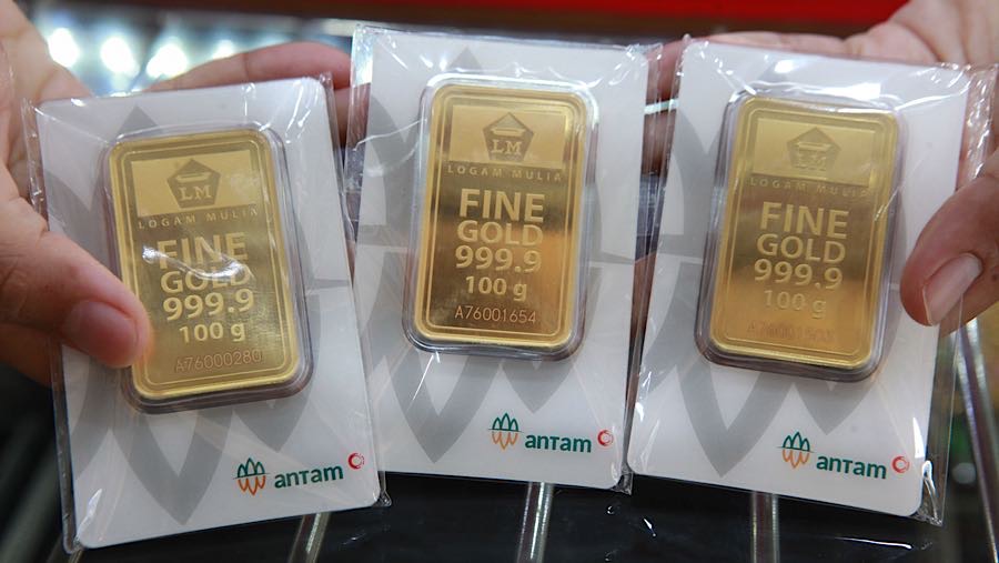 Karyawan menata emas Logam Mulia Antam di Toko Mas Bintang Timur, Jakarta, Rabu (7/1/2026). (Bloomberg Technoz/Andrean Kristianto)