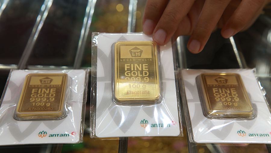 Karyawan menata emas Logam Mulia Antam di Toko Mas Bintang Timur, Jakarta, Rabu (7/1/2026). (Bloomberg Technoz/Andrean Kristianto)
