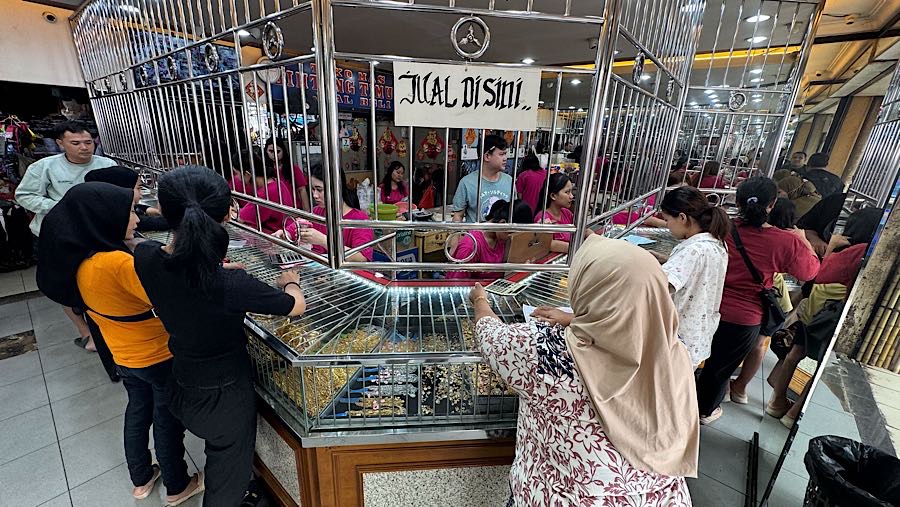 Warga mengunjungi toko emas perhiasan di Toko Mas Bintang Timur, Kebayoran Lama, Jakarta, Rabu (7/1/2026). (Bloomberg Technoz/Andrean Kristianto)
