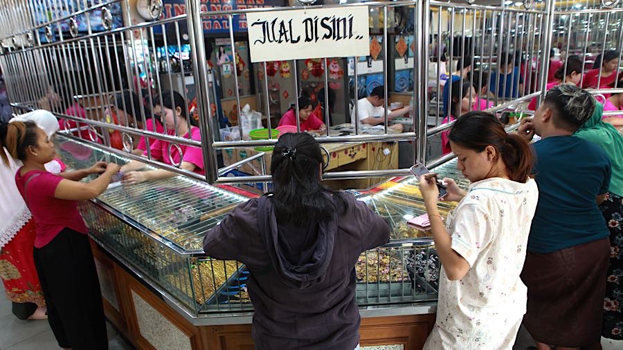 Kondisi tersebut terlihat dari ramainya transaksi jual beli emas perhiasan di sejumlah toko saat harga emas dunia mengalami kenaikan.