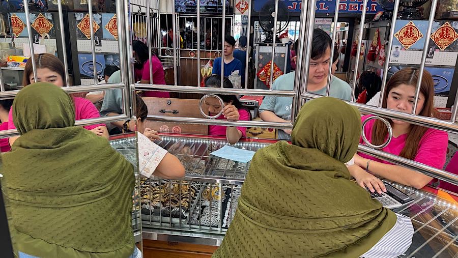 Emas dinilai menjadi pilihan investasi yang aman dan memiliki risiko relatif kecil. (Bloomberg Technoz/Andrean Kristianto)