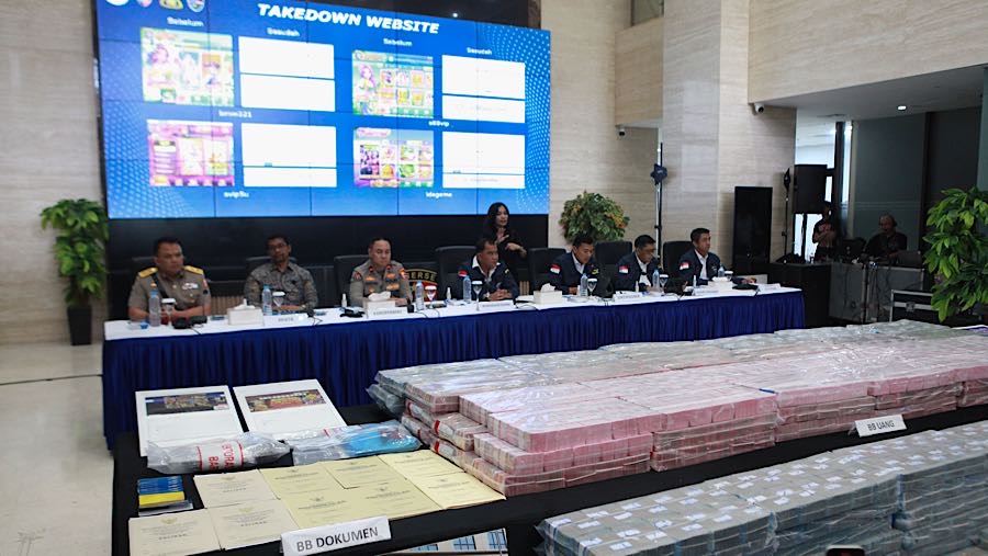 Konfrensi pers pencucian uang yang berasal dari praktik judi online (judol) di Bareskrim Polri, Jakarta, Rabu (7/1/2026). (Bloomberg Technoz/Andrean)