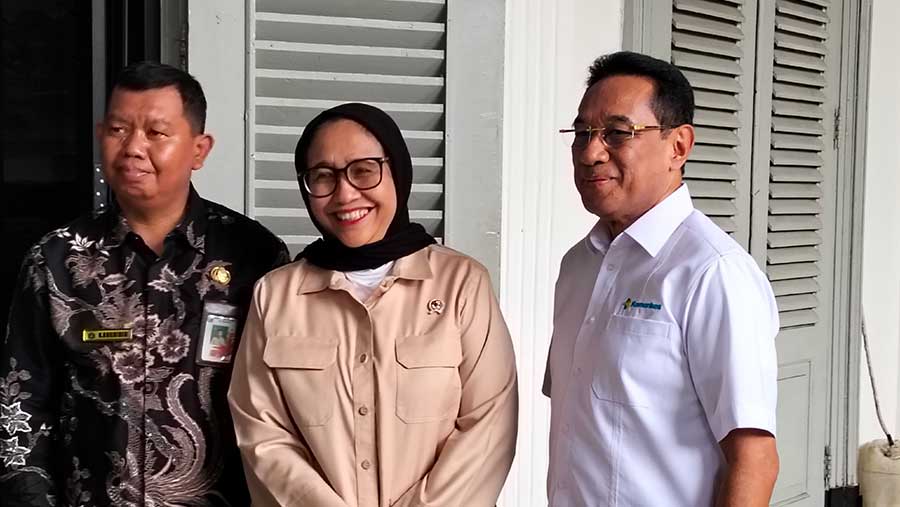 Wakil Kepala BGN,Naniek S Deyang bersama Wamenkes Benjamin di acara Press Conference 1 tahun MBG. (Bloomberg Technoz/Dinda Decembria)