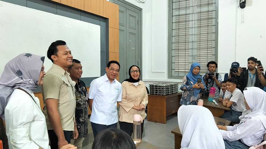 Wakil Kepala BGN,Naniek S Deyang bersama Wamenkes Benjamin di acara Press Conference 1 tahun MBG. (Bloomberg Technoz/Dinda Decembria)