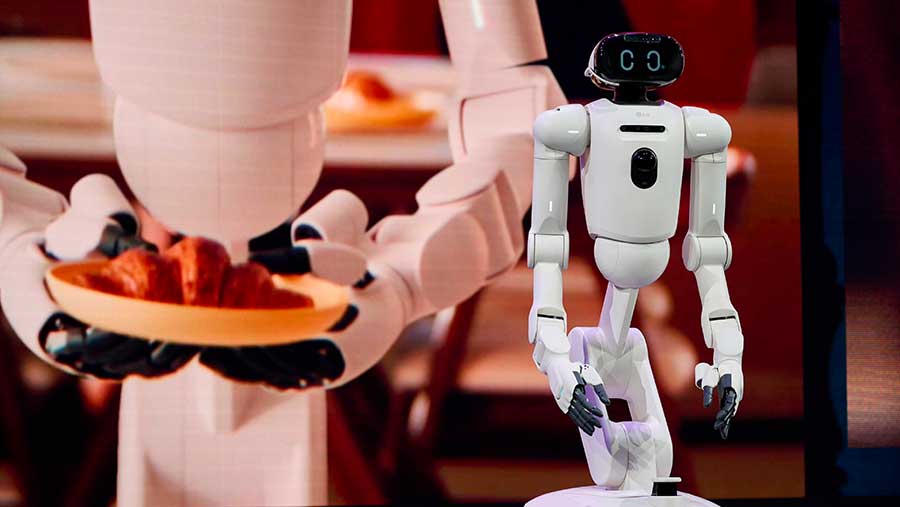 Robot humanoid menuangkan kopi dan melipat pakaian di CES (Bloomberg)