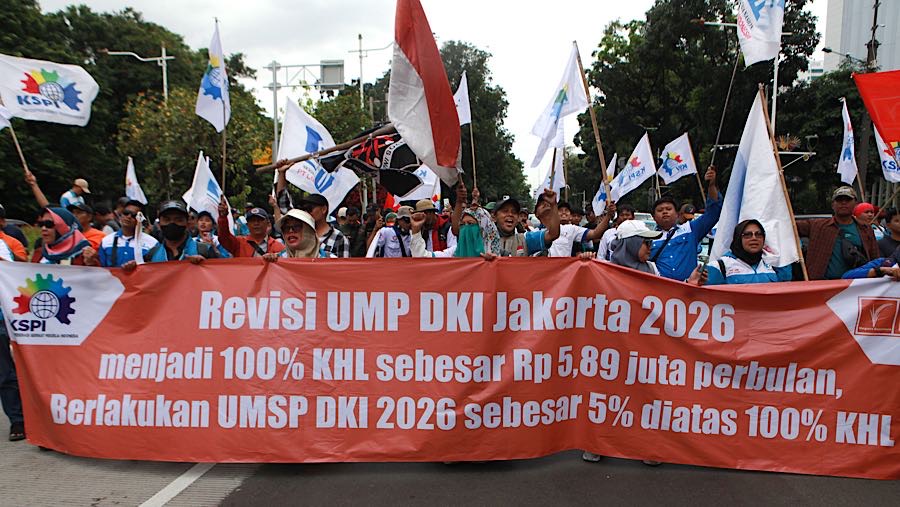 Aksi ini, bentuk perlawanan terhadap kebijakan upah minimum Gubernur DKI Jakarta dan Gubernur Jawa Barat. (Bloomberg Technoz/Andrean Kristianto)