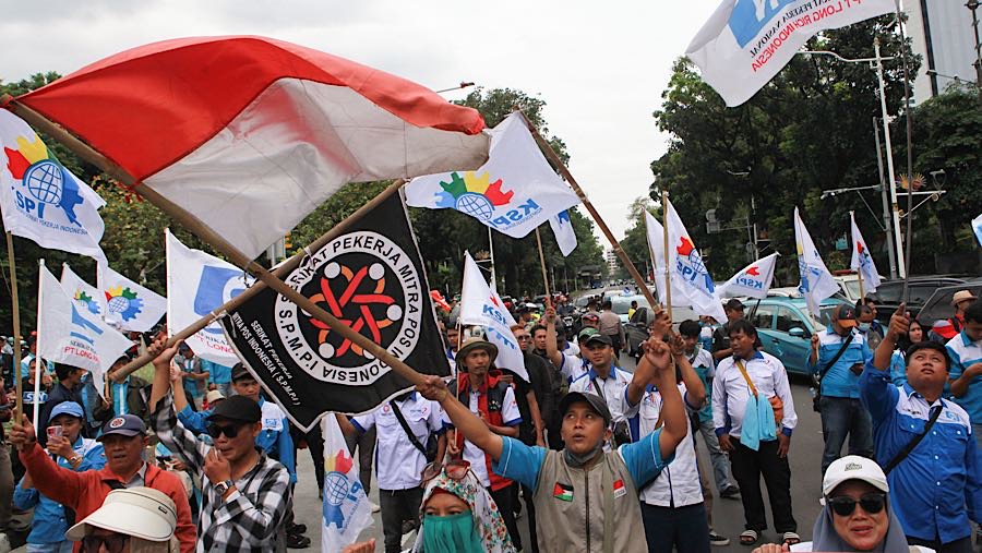 Sejumlah massa buruh menggelar demo mengenai revisi UMP di jalan Medan Merdeka Selatan, Kamis (8/1/2026). (Bloomberg Technoz/Andrean Kristianto)