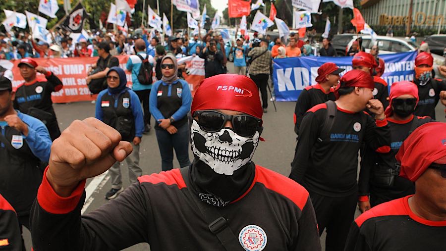 Massa buruh Jawa Barat menuntut agar pemerintah merevisi SK Gubernur Jawa Barat tentang penetapan nilai upah minimum sektoral kabupaten/kota (UMSK)