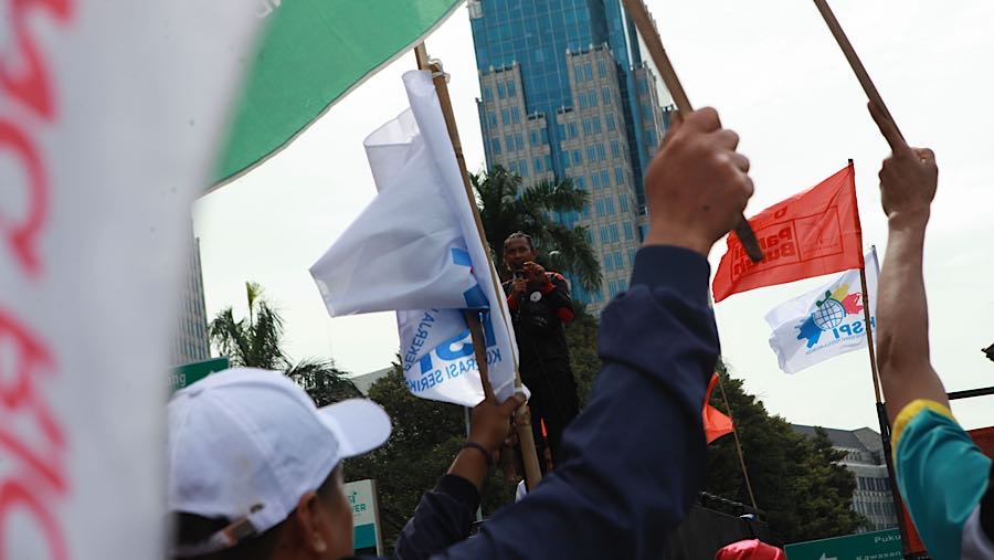 Sejumlah massa buruh menggelar demo mengenai revisi UMP di jalan Medan Merdeka Selatan, Kamis (8/1/2026). (Bloomberg Technoz/Andrean Kristianto)