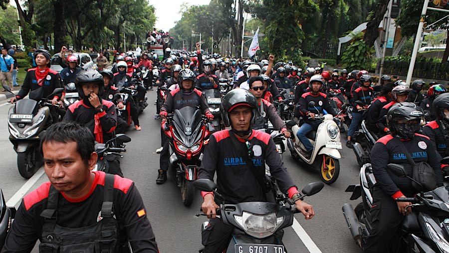 Tak hanya buruh Jakarta, ratusan buruh juga datang dari wilayah di Jawa Barat. (Bloomberg Technoz/Andrean Kristianto)