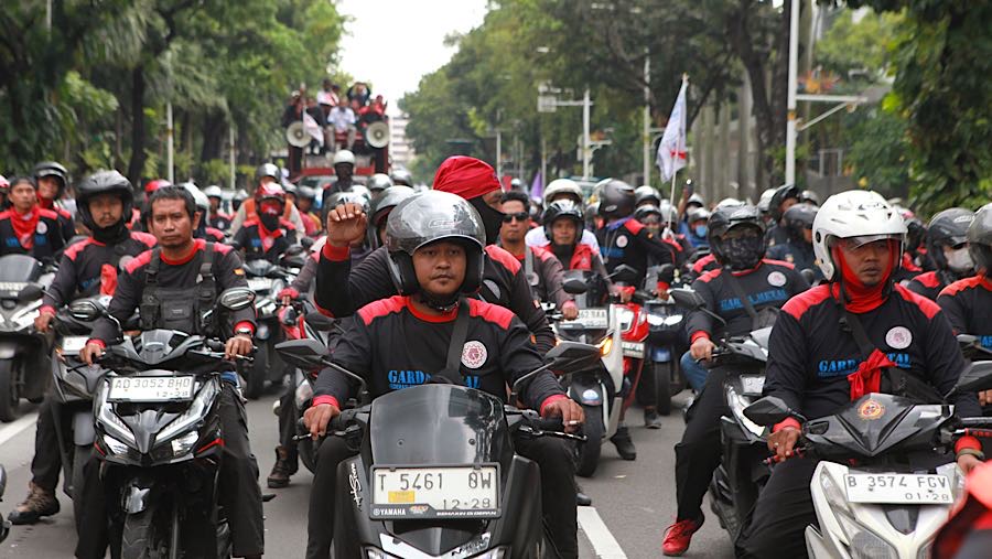 Sejumlah massa buruh menggelar demo mengenai revisi UMP di jalan Medan Merdeka Selatan, Kamis (8/1/2026). (Bloomberg Technoz/Andrean Kristianto)
