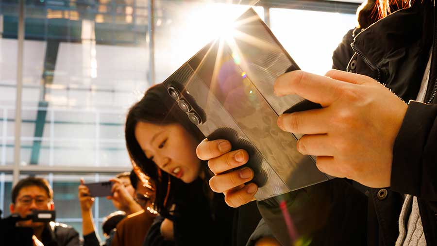 Para pendukung Samsung bertaruh bahwa pendapatan rekor akan memperpanjang reli senilai $350 miliar. (Bloomberg)