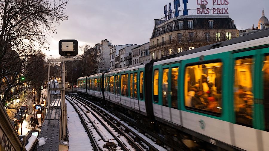 Gangguan juga terjadi pada layanan kereta api dan bus, termasuk pembatalan serta penundaan perjalanan.(Benjamin Girette/Bloomberg)