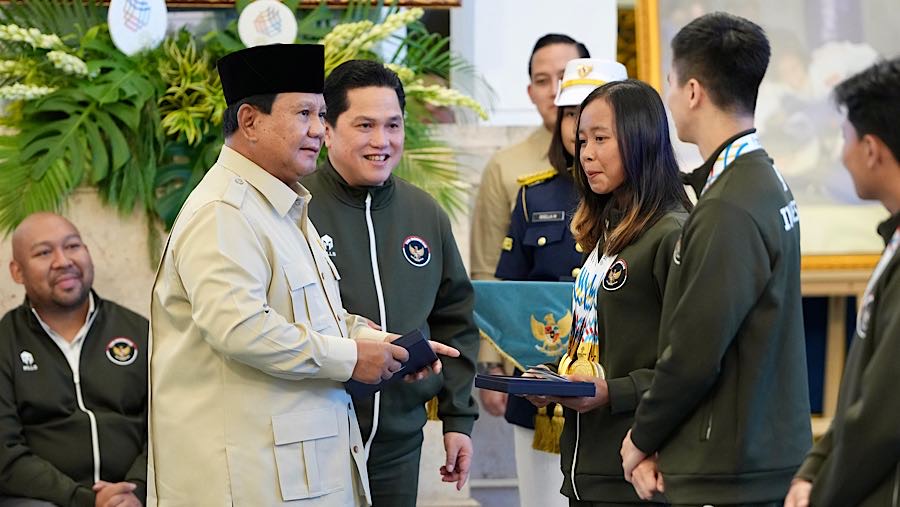 Presiden Prabowo Subianto memberikan bonus kepadapara atlet dan pelatih melalui rekening BRI, Kamis (8/1). (dok. BRI)