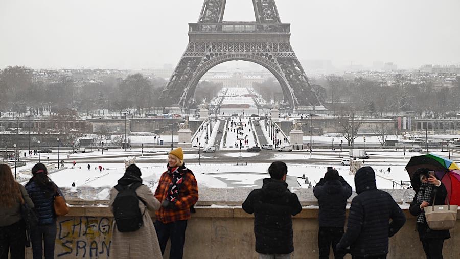 Gelombang udara Arktik menyelimuti Eropa dan memicu cuaca dingin ekstrem disertai hujan salju lebat. (Benjamin Girette/Bloomberg)