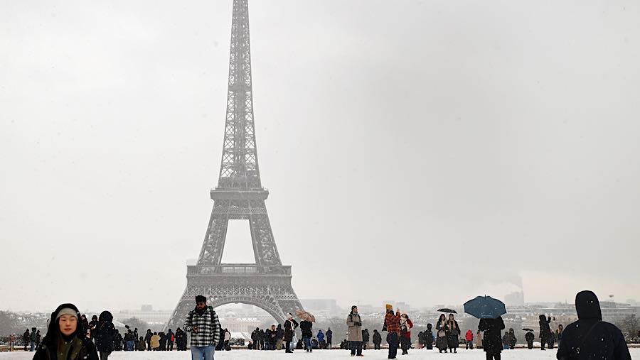 Pengunjung di dekat Menara Eiffel saat cuaca dingin di pusat kota Paris, Prancis, Rabu (7/1/2026). (Benjamin Girette/Bloomberg)