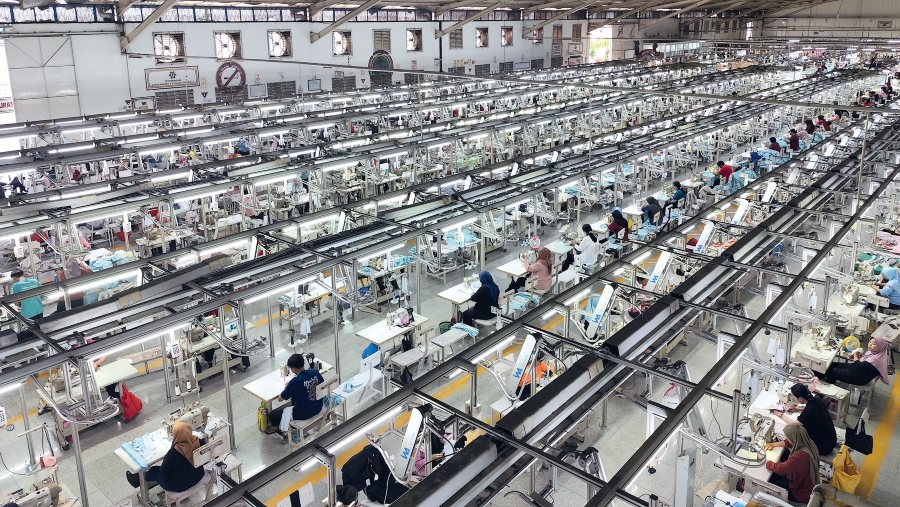 Aktivitas produksi di pabrik PT Citra Buana Semesta (CBS)