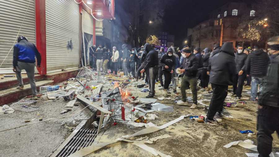 Ribuan demonstran turun ke jalan di seluruh Iran, termasuk ibu kota Teheran. (Bloomberg)