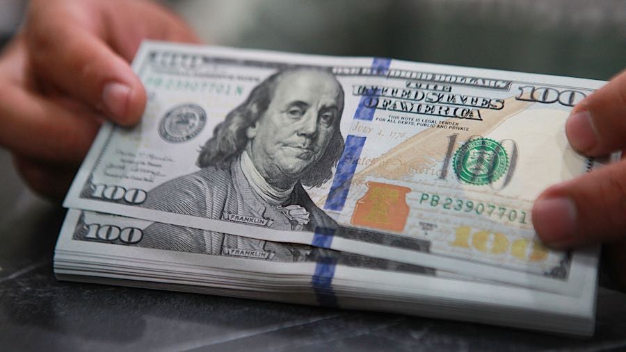 Karyawan merapihkan uang dolar AS di salah satu tempat penukaran uang di Jakarta, Jumat (9/1/2026). (Bloomberg Technoz/Andrean Kristianto)
