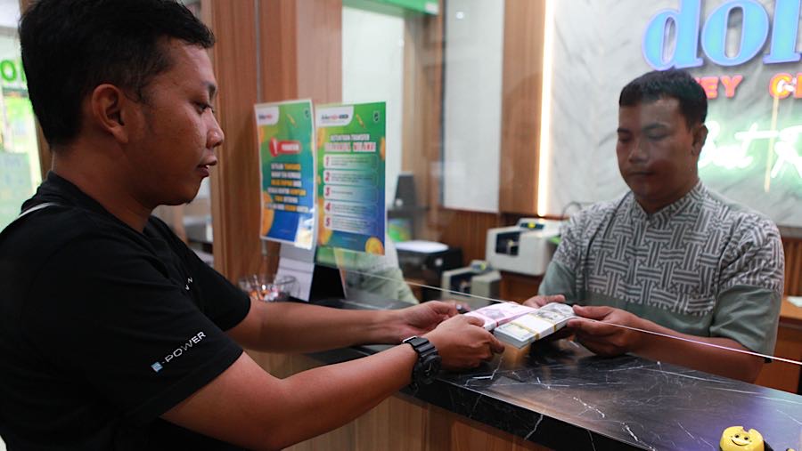 Sebenarnya posisi ini sudah lebih baik daripada pembukaan tadi pagi di Rp16.827/US$. (Bloomberg Technoz/Andrean Kristianto)