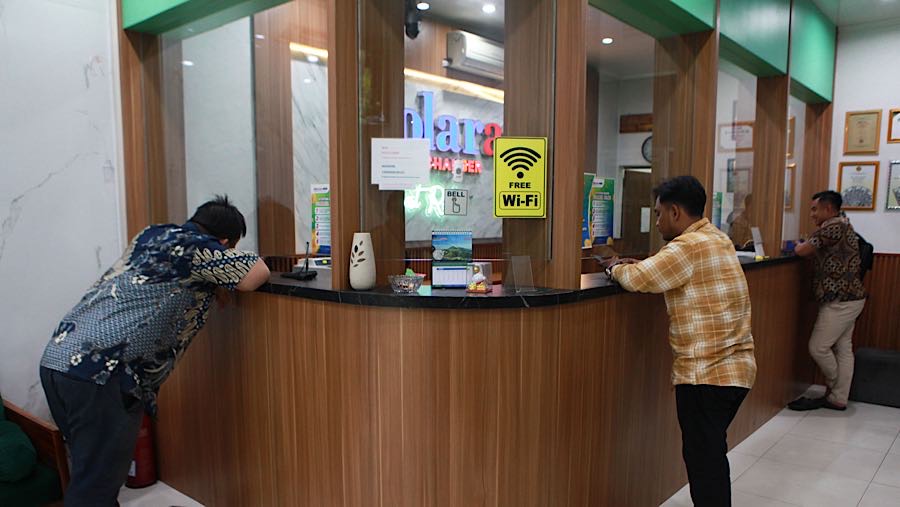 Warga menukarkan uang di salah satu tempat penukaran uang di Jakarta, Jumat (9/1/2026). (Bloomberg Technoz/Andrean Kristianto)