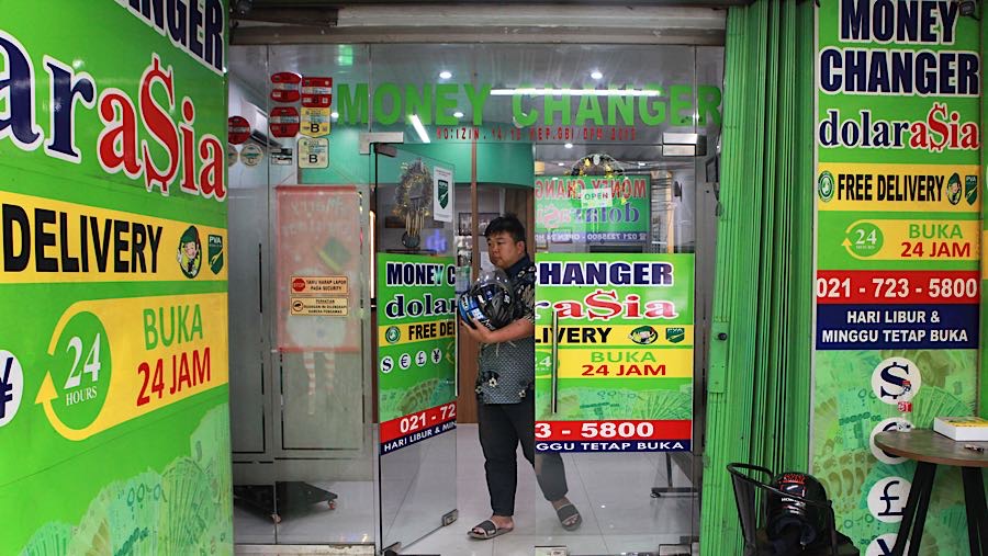 Penguatan dolar AS menurut salah satu karyawan di tempat penukaran uang membuat warga melakukan aksi jual dolar (Bloomberg Technoz/Andrean Kristianto)