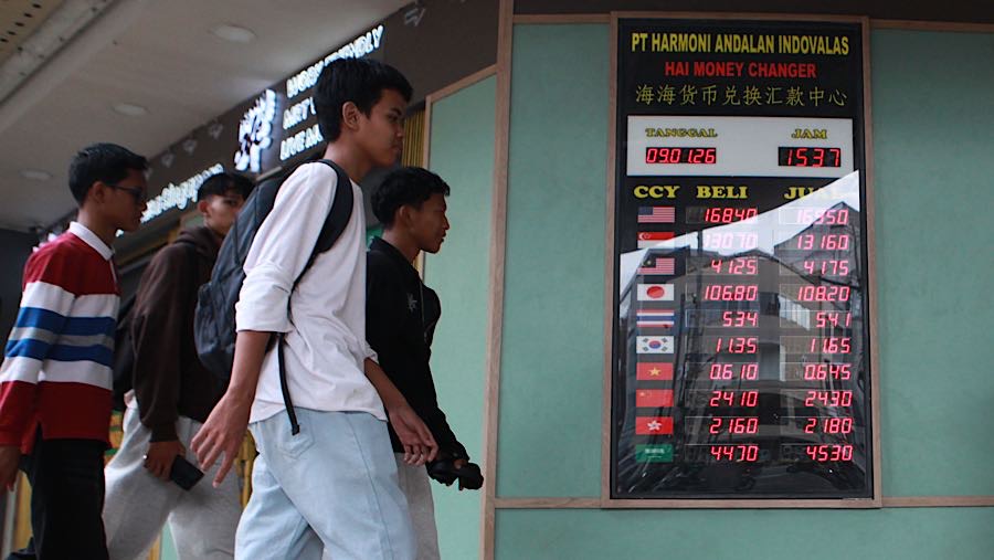 Pada Jumat (9/1/2026), rupiah ditutup melemah 0,07% di Rp16.805/US$ di perdagangan spot. (Bloomberg Technoz/Andrean Kristianto)