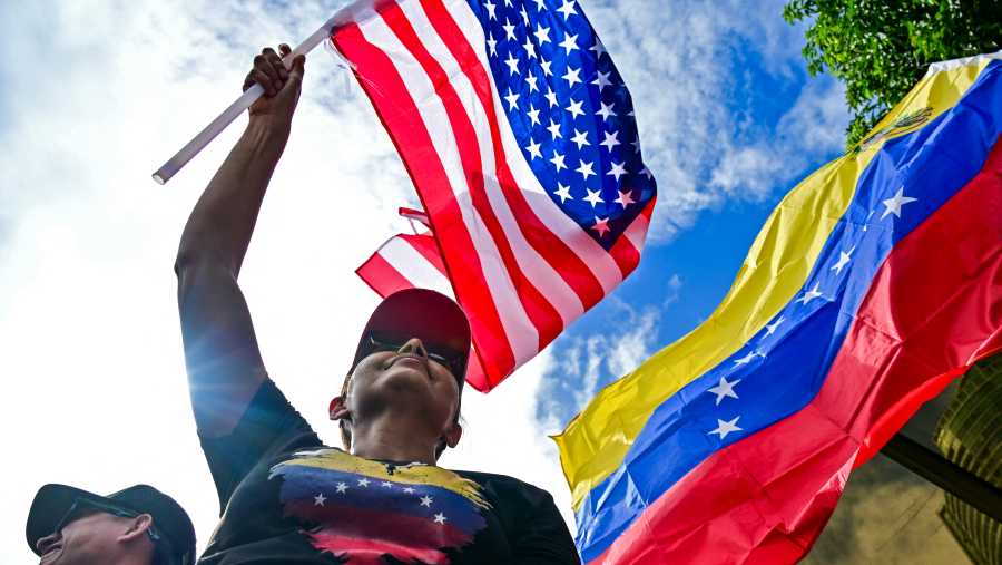 Bendera Venezuela dan bendera Amerika. (Bloomberg)