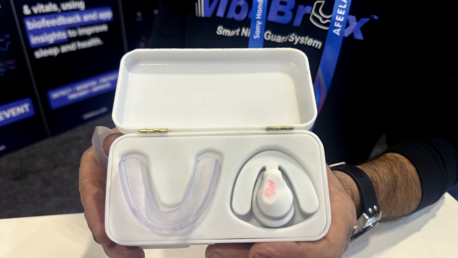 Alat pelindung mulit VibeBrux dari startup BruxMed, punya tugas khusus yang tak dibayangkan sebelumnya. Samantha Kelly/Bloomberg