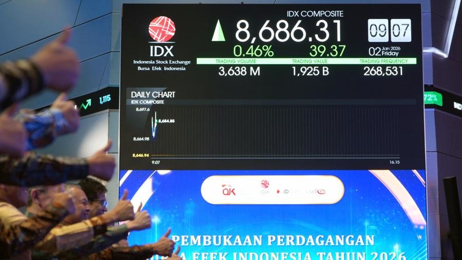 Papan perdagangan saham di hari perdana pasar ekuitas di Indonesia, Jumat, 2 Januari 2026. Dimas Ardian/Bloomberg