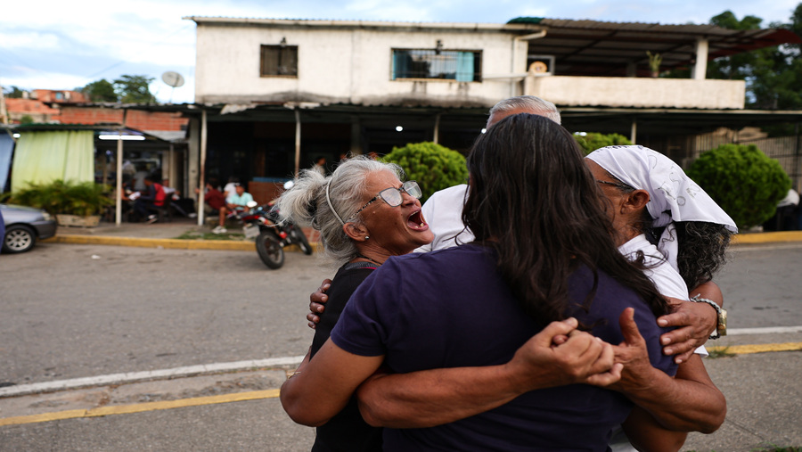 Seorang kerabat para tahanan politik di penjara El Rodeo pada 9 Januari di Miranda, Venezuela. (Bloomberg)

