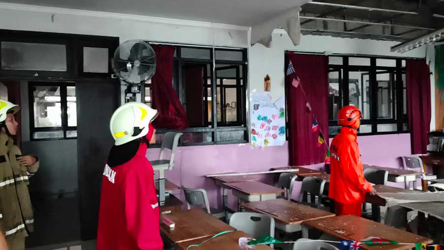 Plafon SDN 05 Pademangan, Jakarta Utara roboh akibat hujan dan angin kencang. (Dok BPBD DKI Jakarta)