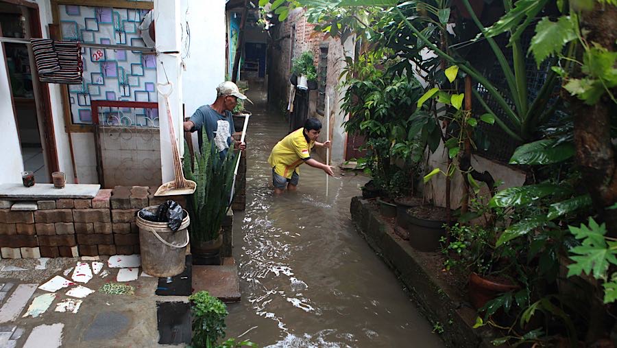 Dwi salah satu warga mengatakan banjir melanda kawasan tersebut pada pukul 08.00 pagi tadi. (Bloomberg Technoz/Andrean Kristianto)