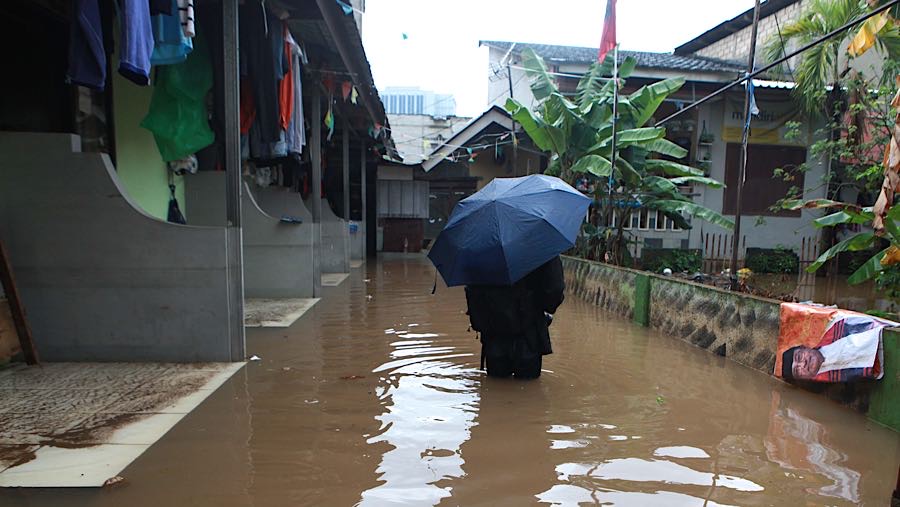 Hujan deras di wilayah DKI Jakarta dan sekitarnya membuat beberapa wilayah ibu kota dilanda banjir. (Bloomberg Technoz/Andrean Kristianto)