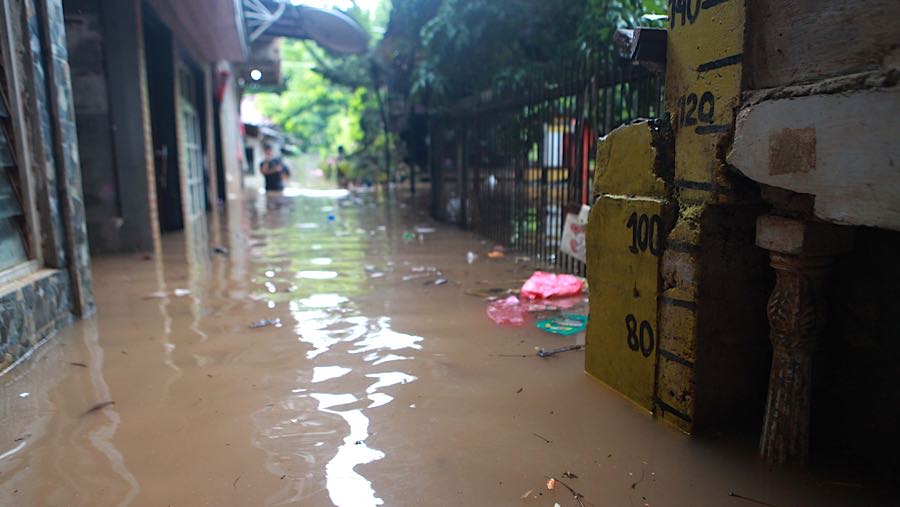 Pada pukul 12.53 ketinggian air hingga memcapai 70cm. (Bloomberg Technoz/Andrean Kristianto)