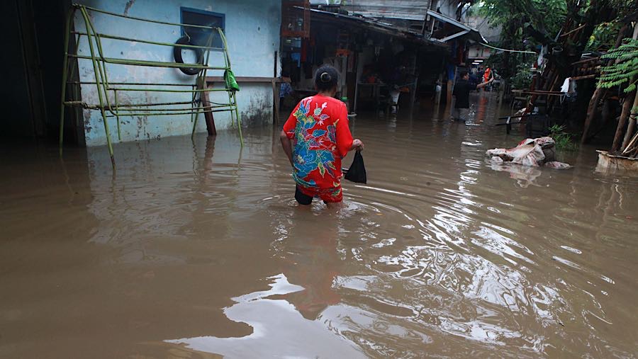 Banjir yang melanda wilayah ini berasal dari luapan kali Krukut. (Bloomberg Technoz/Andrean Kristianto)