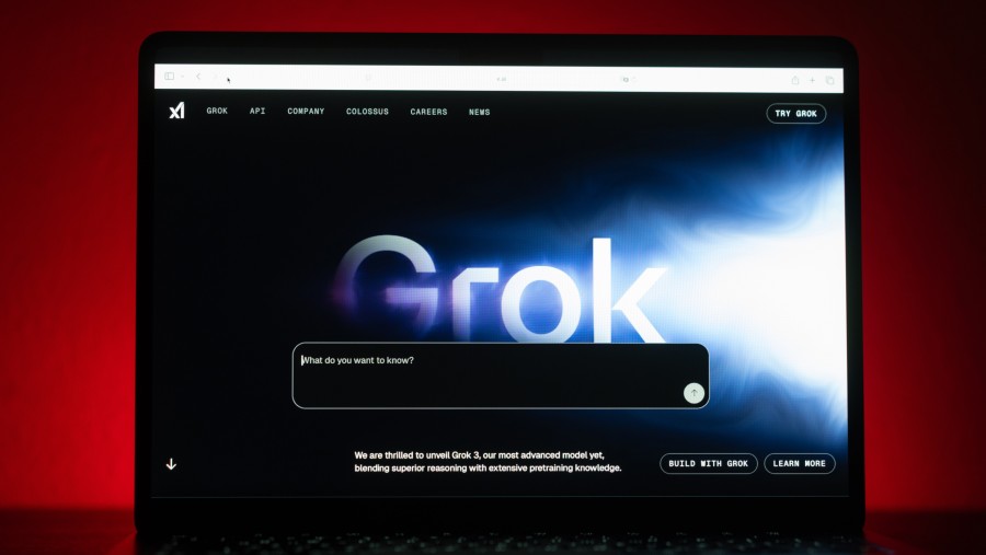 Grok AI, tool kecerdasan buatan yang jadi kecaman publik dunia karena memproduksi, distribusi konten pornografi dari foto nyata pengguna. Bloomberg