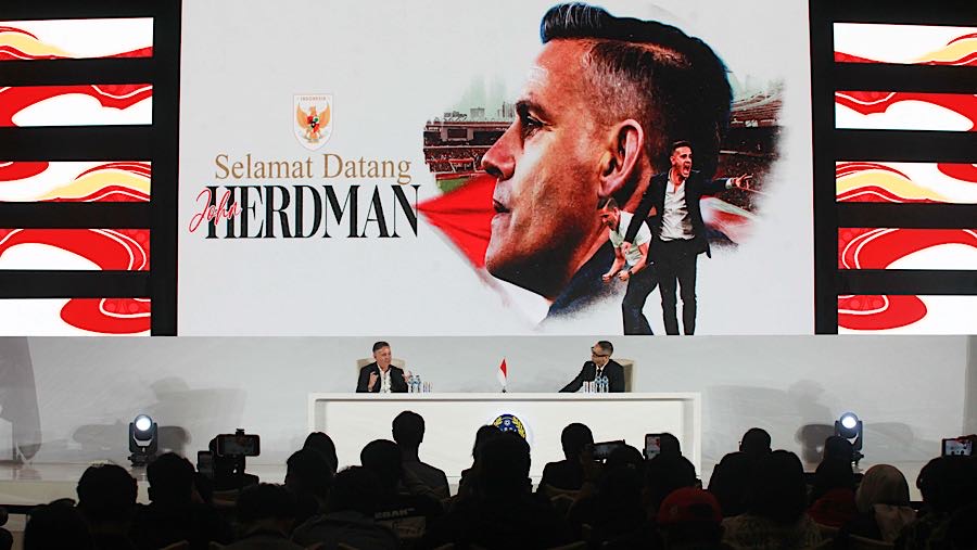 Pelatih Timnas Indonesia, John Herdman saat acara perkenalan Pelatih Baru Timnas Indonesia di Jakarta, Selasa (13/1/2026). (Bloomberg Technoz/Andrean)