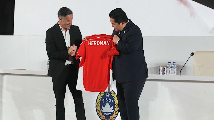 Herdman menyampaikan komitmennya untuk membawa Timnas Indonesia ke level yang belum pernah dicapai sebelumnya.  (Bloomberg Technoz/Andrean Kristianto)