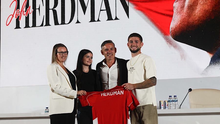 Herdman berfoto datang ke Indonesia ditemani ditemani oleh istri dan kedua anaknya.  (Bloomberg Technoz/Andrean Kristianto)