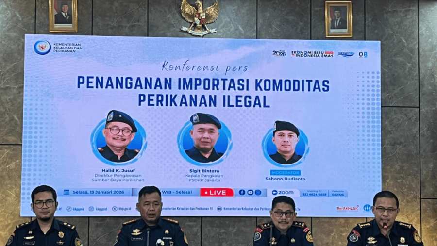 Halid K. Jusuf, Direktur Pengawasan Sumber Daya Perikanan KKP dalam Konferensi Pers, Selasa (13/1/2026) (Bloomberg Technoz/ Mis Fransiska)